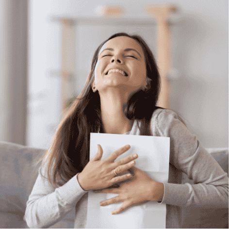 Woman overjoyed with spongemail eco sponges arriving in the mail