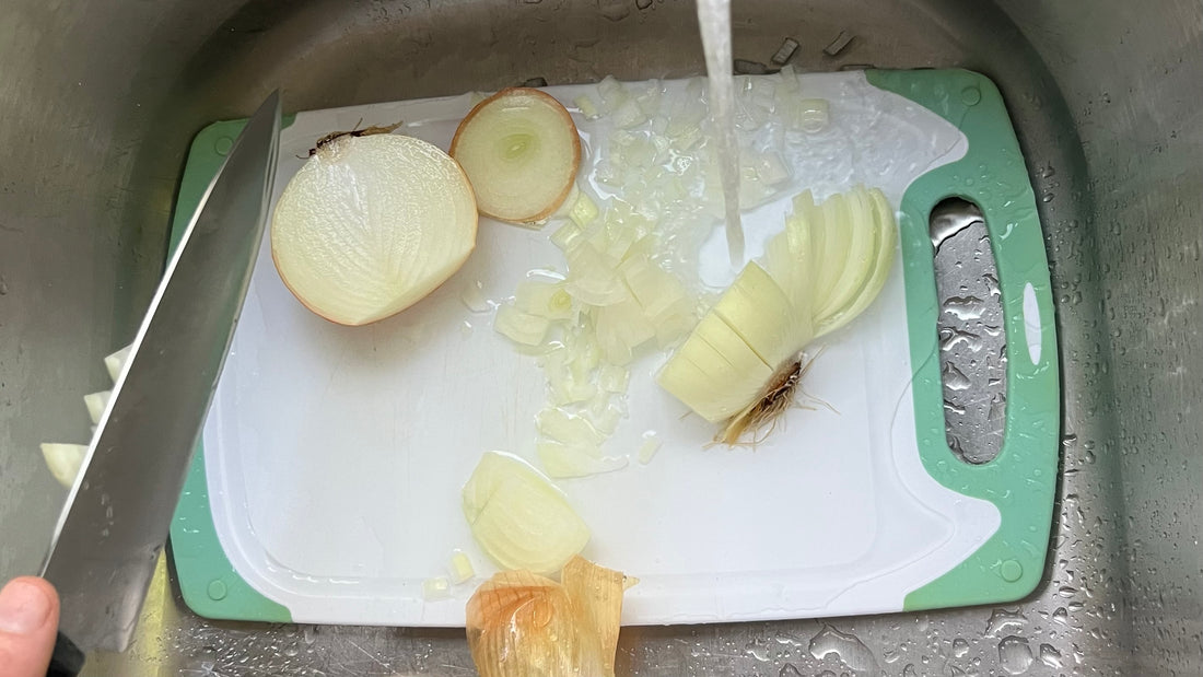 How to Cut An Onion Under Water Without Crying 